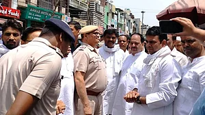 کانگریس کے قدآور لیڈر چودھری متین احمد کو پولیس نے ڈی ایم آفس جانے سے روکا