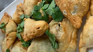 کانپور ریلوے اسٹیشن پر سموسے کا وزن 50 گرام کی جگہ 42 گرام نکلا، اسٹال سیز