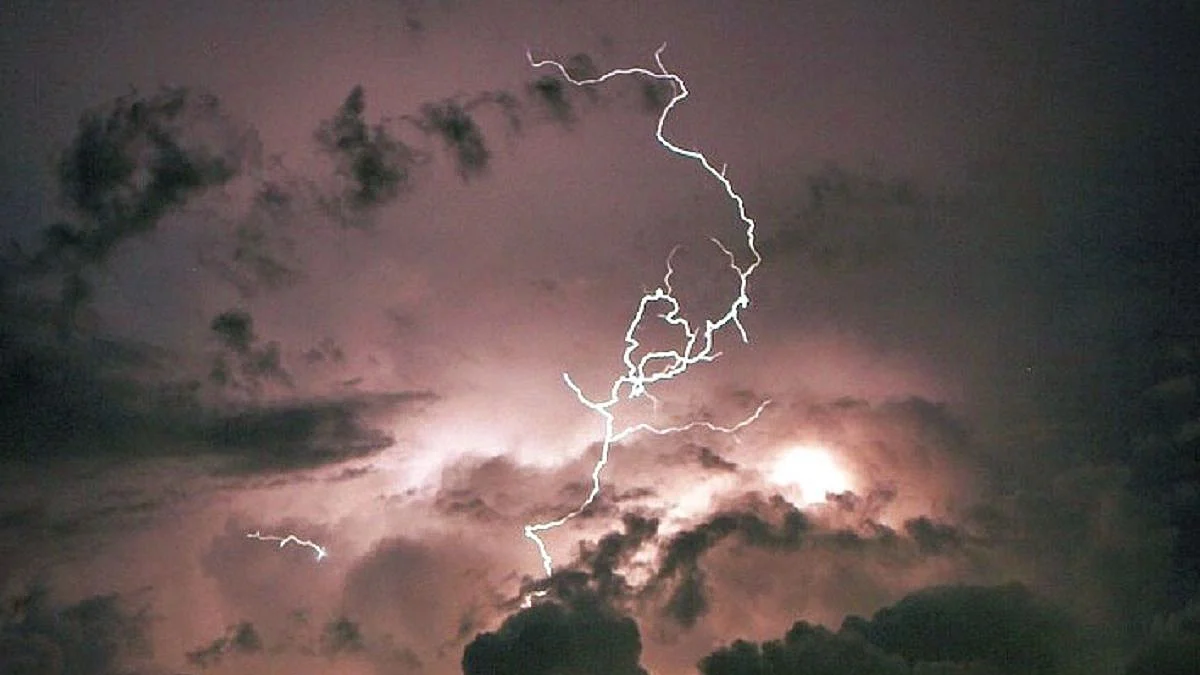 آسمانی بجلی، علامتی تصویر آئی اے این ایس