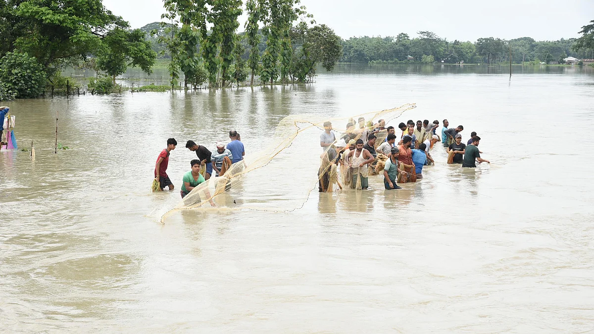آسام میں بارش اور سیلاب سے تباہی، تصویر یو این آئی
