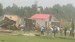 نوئیڈا اتھارٹی کی مافیا کے خلاف انہدامی کارروائی، 62 ’غیر قانونی‘ فارم ہاؤسز کو بنایا بلڈوزر کا نشانہ