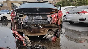 جامعہ نگر کی پارکنگ میں لگی آگ، 10 کاریں اور 80 ای رکشا جل کر خاک