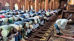 سری نگر کی تاریخی جامع مسجد میں دو ہفتے کے بعد نماز جمعہ کی ادائیگی