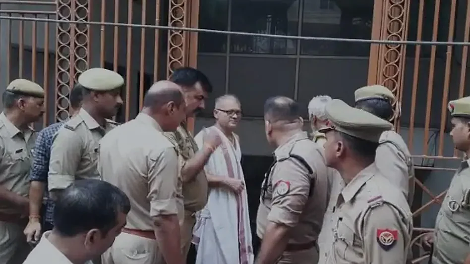 مٹھ کے باہر موجود پولیس / تصویر بشکریہ آج تک