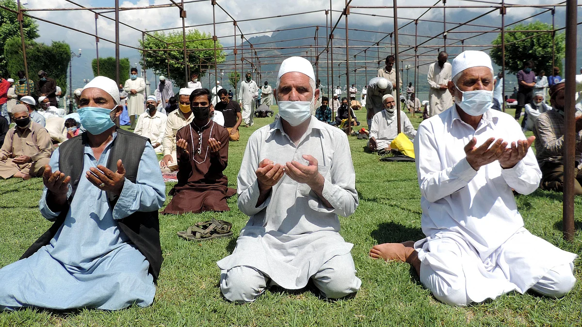 سرینگر کی جامع مسجد میں نماز جمعہ ادا کرتے فرزندانِ توحید (فائل تصویر)