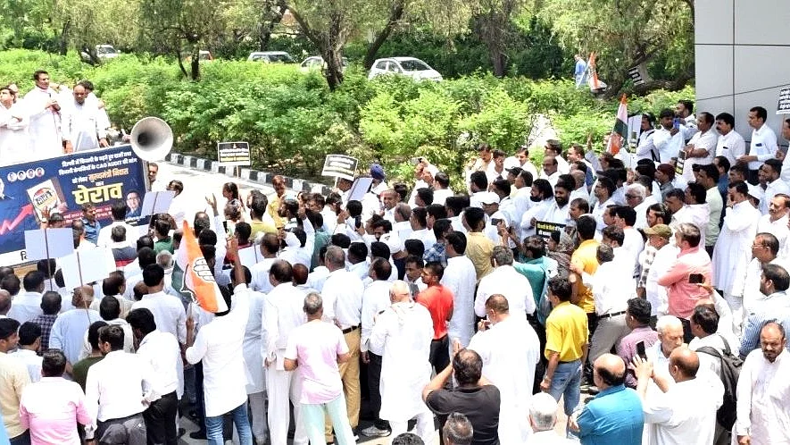 بجلی در میں اضافہ کے خلاف کانگریس کارکنان مظاہرہ کرتے ہوئے