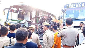 بارہ بنکی میں بس حادثہ، 8 لوگوں کی موت، 20 زخمی