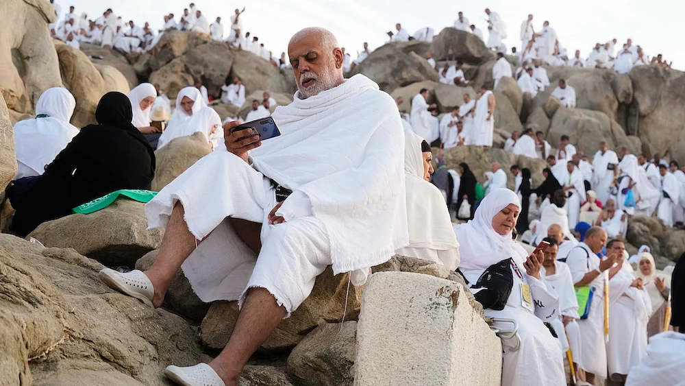 عرفات کی مقدس پہاڑی پر عبادت کرتے حجاج کرام / تصویر ٹوئٹر / @arabnews