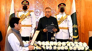 پاکستان: پرویز الٰہی کی پنجاب کے وزیراعلیٰ کے طور پر حلف برداری، صدر عارف علوی نے دلایا حلف