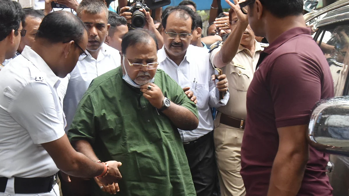 بنگال کے گرفتار شدہ وزیر پارتھو چٹرجی کی عدالت میں پیش ہونے سے قبل کی تصویر/ یو این آئی