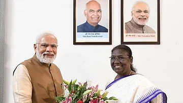 صدر منتخب ہونے پر دروپدی مرمو کو مبارکباد پیش کرنے پہنچے وزیر اعظم مودی