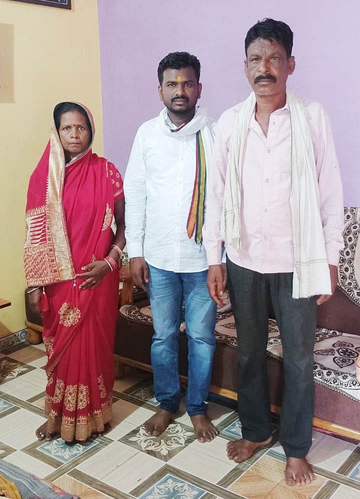 انٹرویو: ملک کے پہلے آدیواسی میئر وکرم اہاکے، والدہ آنگن باڑی کارکن اور والد پنچر لگاتے ہیں!