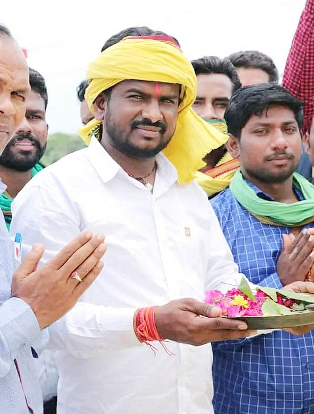 انٹرویو: ملک کے پہلے آدیواسی میئر وکرم اہاکے، والدہ آنگن باڑی کارکن اور والد پنچر لگاتے ہیں!