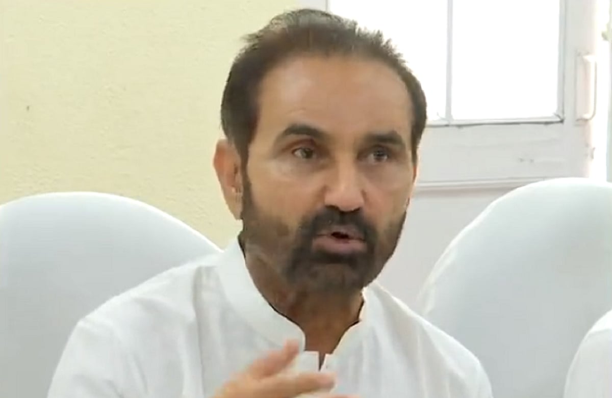 گجرات: کانگریس نے شراب سے ہوئی درجنوں اموات کو لے کر بی جے پی پر کیا حملہ