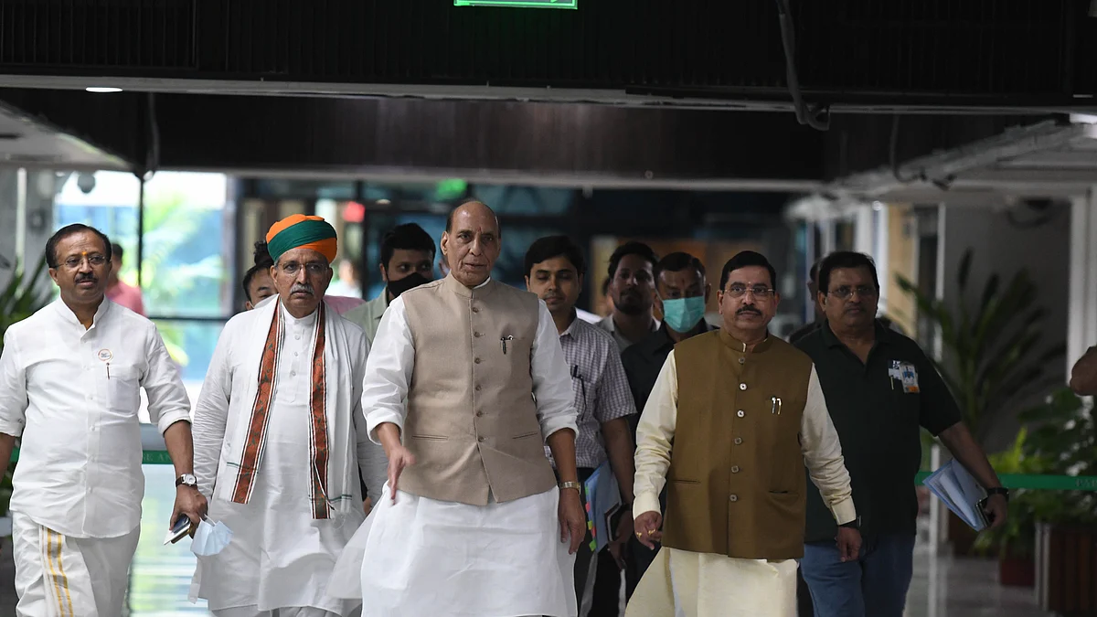 نئی دہلی: وزیر دفاع راجناتھ سنگھ، پارلیمان امور کے وزیر پرہلاد جوشی اور دیگر / یو این آئی