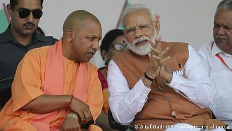 مودی کی تصویر کوڑے دان میں کیوں؟ فیکٹ فائنڈنگ کمیٹی چھان بین کرے گی