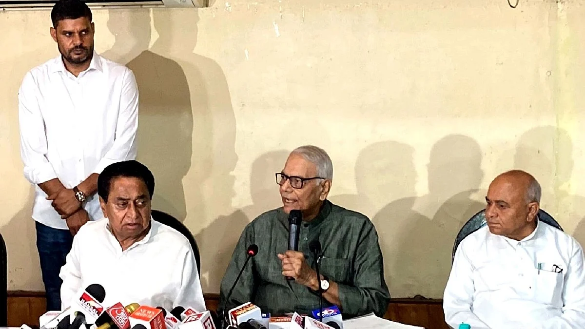 یشونت سنہا پریس کانفرنس کرتے ہوئے