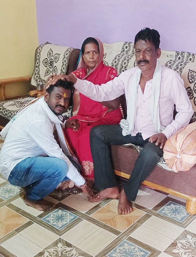 انٹرویو: ملک کے پہلے آدیواسی میئر وکرم اہاکے، والدہ آنگن باڑی کارکن اور والد پنچر لگاتے ہیں!