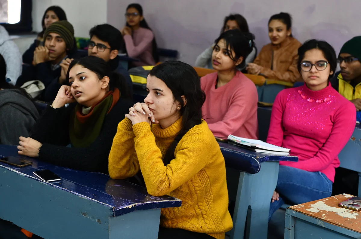 ہندوستان میں اعلیٰ تعلیم خواتین کے لیے وبالِ جان! ملازمت اور شادی کی راہ میں حائل...مرنال پانڈے 