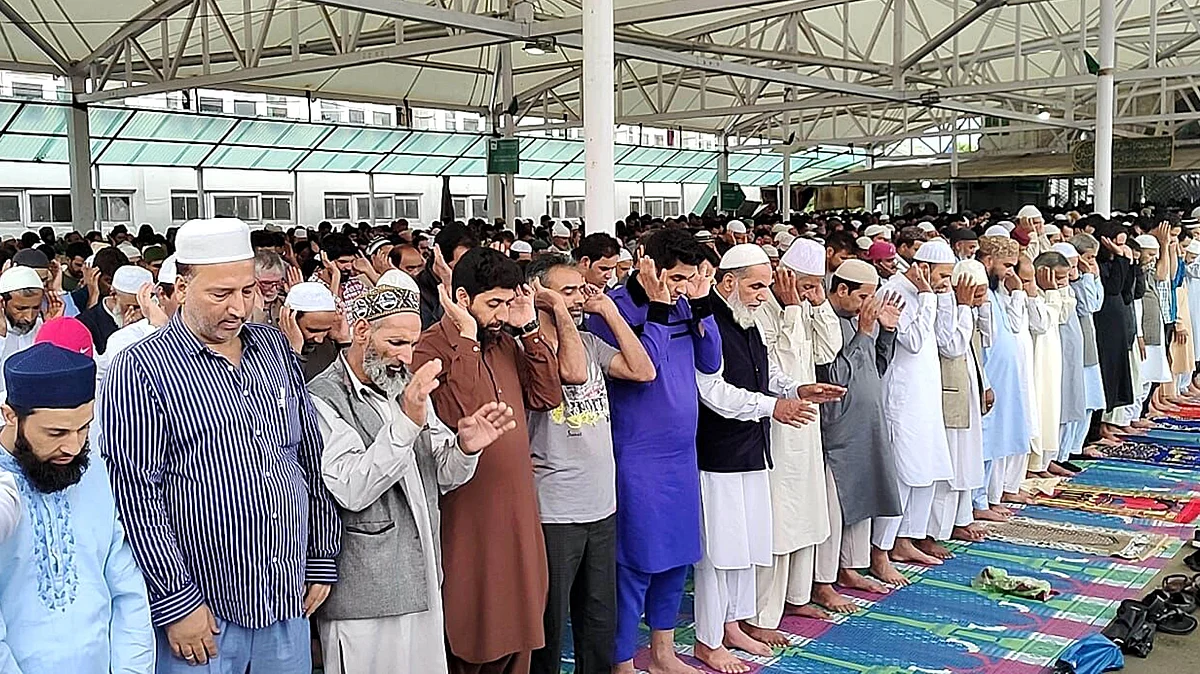 سری نگر: حضرت بل میں عید الاضحی کی نماز ادا کرتے فرزنداں توحید، تصویر یو این آئی