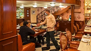 ریستورانوں-ہوٹلوں کو دہلی ہائی کورٹ سے راحت، سروس چارج نہیں وصولنے والی گائیڈلائنز پر روک