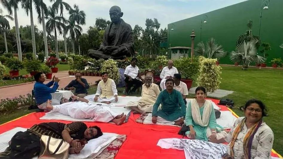 راجیہ سبھا سے معطل اپوزیشن اراکین کا حکومت کے خلاف 50 گھنٹے کا احتجاجی مظاہرہ جاری، کی گئی خاص منصوبہ بندی!