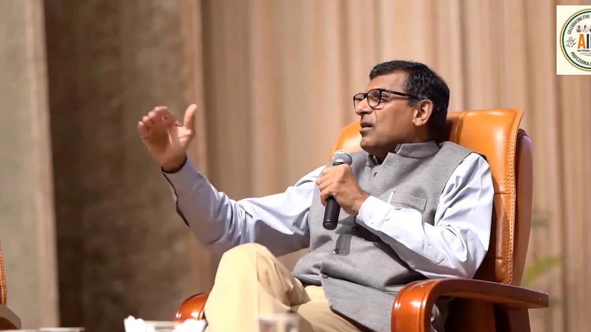 کانفرنس سے خطاب کرتے رگھو رام راجن / تصویر بشکریہ ٹوئٹر / @ProfCong