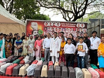 راجیو گاندھی کے یوم پیدائش پر یوتھ کانگریس نے اچھا کام کرنے والے 75 نوجوانوں کو اعزاز بخشا