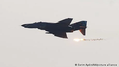 شامی سرحدی چوکیوں پر ترکی کے فضائی حملے، 17 افراد ہلاک