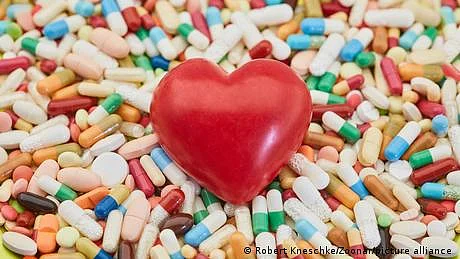 ادویات ٹافیوں کی طرح کھانے کا رجحان اور مفت طبی مشورے