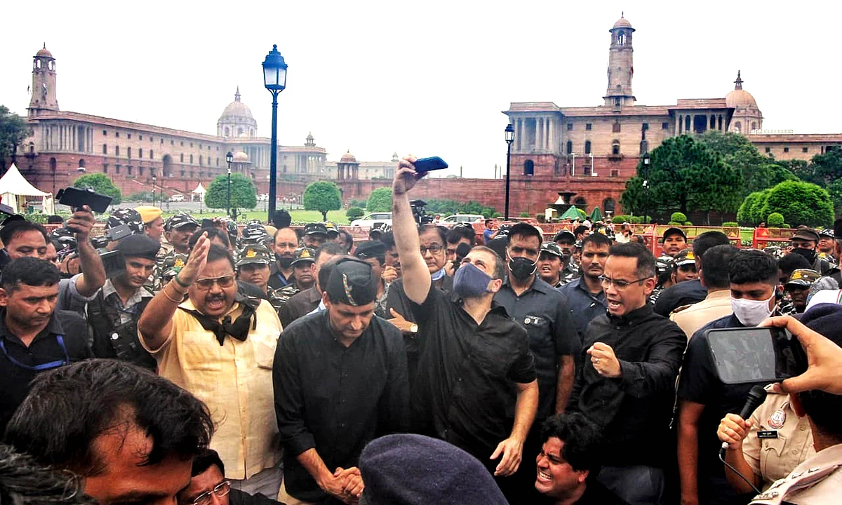 جمہوریت پر چھائے اندھیروں کے خلاف سیاہ لباس میں عوام کو بیدار کرنے والا احتجاج