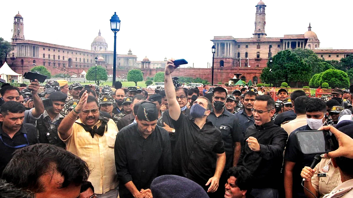 عوام کو درپیش مسائل کے خلاف احتجاج کرتے کانگریس لیڈران / قومی آواز / ویپن