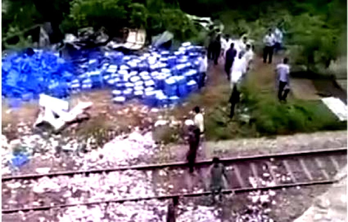 رام پور میں ٹرین پر گرا ٹرک، دہلی-لکھنؤ ریلوے لائن پر ٹریفک متاثر