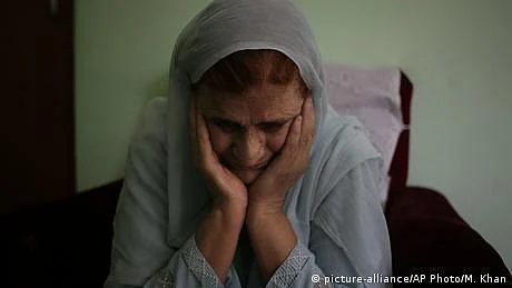 عشروں سے منتظر آنکھیں اپنے گاؤں دیکھنا چاہتی ہیں