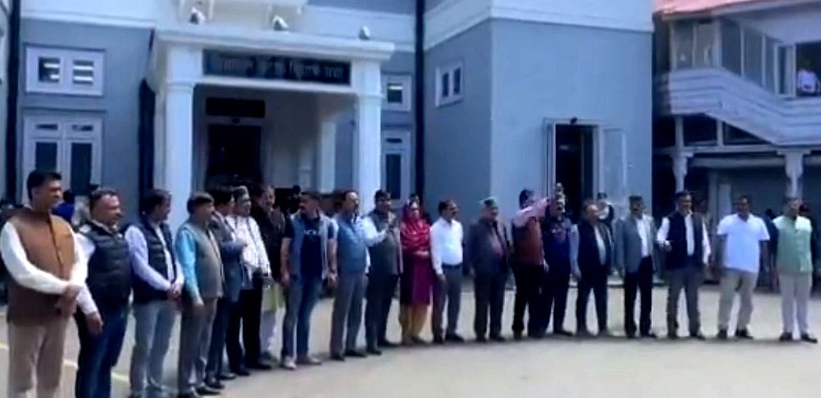 پرانی پنشن کا مطالبہ کرتے ہوئے کانگریس نے ہماچل اسمبلی سے کیا واک آؤٹ