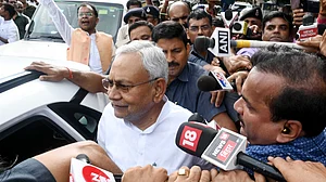 نتیش کمار کو آر جے ڈی اور کانگریس سمیت 7 پارٹیوں کی حمایت حاصل، حکومت سازی کا دعویٰ کیا پیش