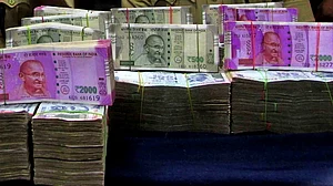 روپے کی قدر میں تاریخی گراوٹ، امریکی ڈالر کے مقابلے 84.23 تک پہنچ گیا