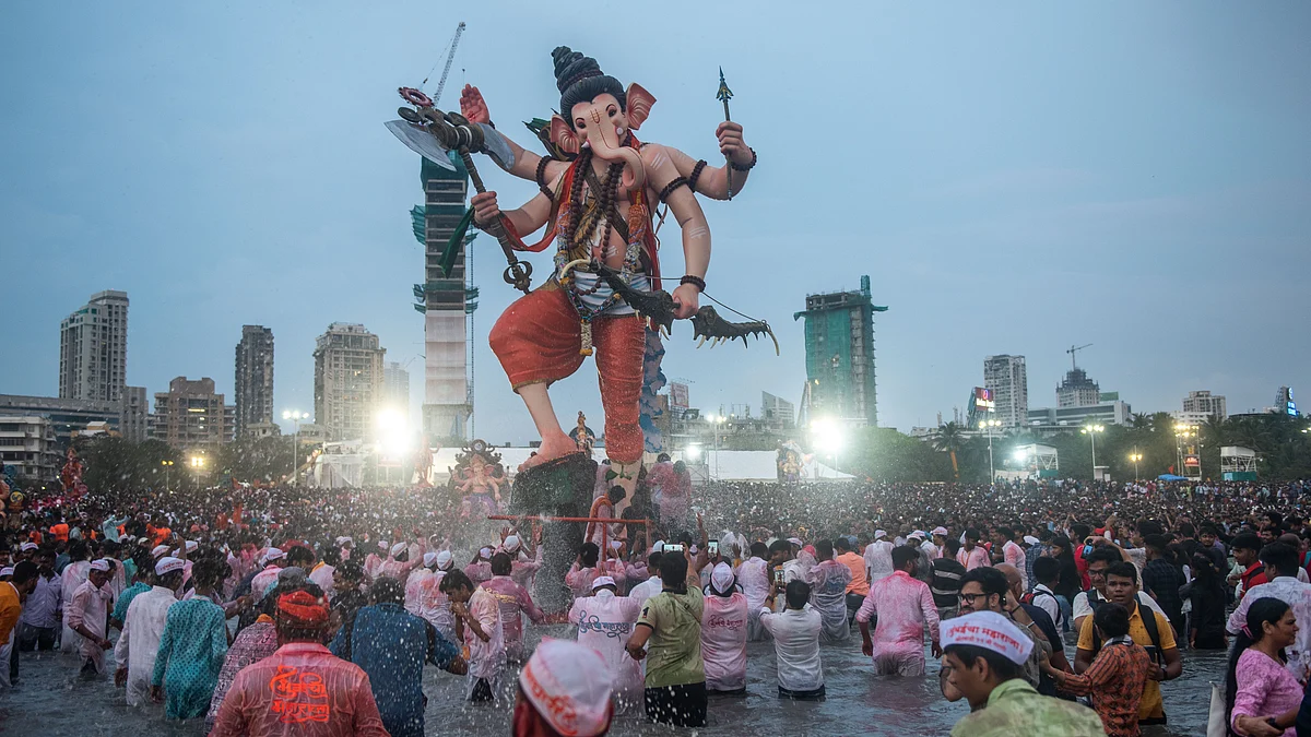 گنیش چترتھی کے موقع پر ممبئی میں تیار کی گئی گنیش دیوتا کی مورتی/ Getty Images
