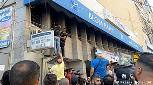 لبنان: اپنی ہی رقم نکالنے کے لیے'بینک ڈکیتیوں' کا سلسلہ تیز