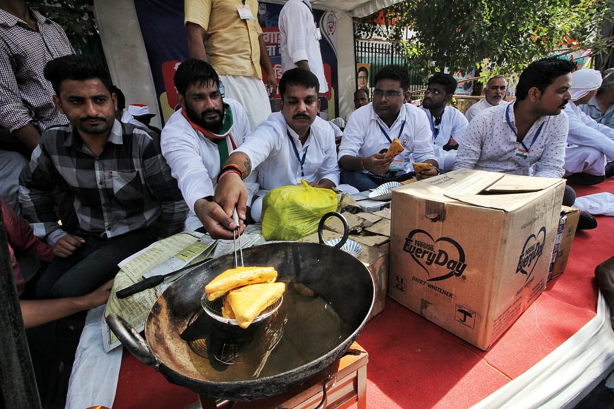 رام لیلا میدان پر پکوڑے تلتے نوجوان / قومی آواز / وپن