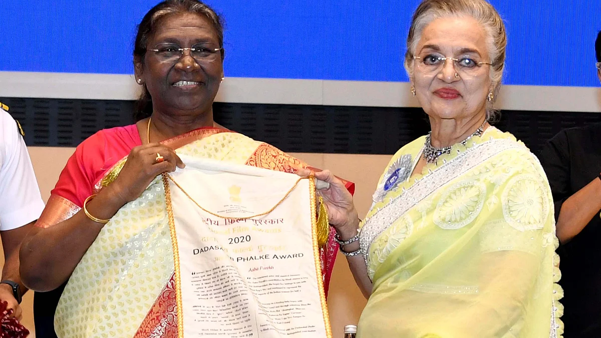 آشا پاریکھ صدرد مرمو سے دادا صاحب پھالکے ایوارڈ حاصل کرتے ہوئے / ٹوئٹر / @rashtrapatibhvn