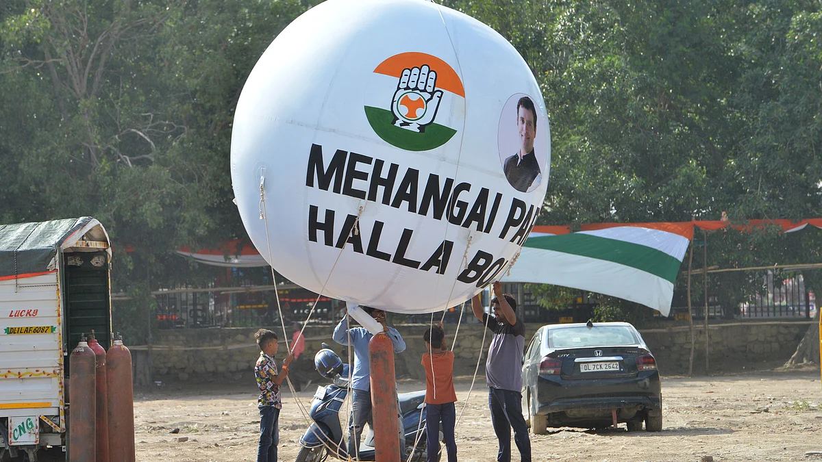 رام لیلا میدان پر ہلہ بول ریلی کی تیاری / یو این آئی