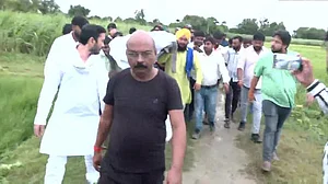 لکھیم پور کھیری: درخت سے لٹکی ملی دونوں دلت بہنوں کی آخری رسومات ادا، انتظامیہ نے متاثرہ کنبہ سے کیے 5 وعدے