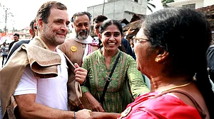 بھارت جوڑو یاترا: ایشیا کی پہلی خاتون بس ڈرائیور نے شال پہنا کر راہل گاندھی کا کیا استقبال، قدم سے قدم ملا کر چلی ساتھ