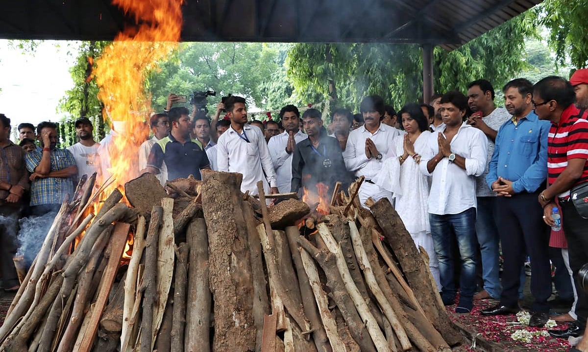 راجو سریواستو کی آخری رسومات کی ادائیگی، دہلی کے نگم بودھ گھاٹ پر نمناک آنکھوں کے ساتھ الوداعی