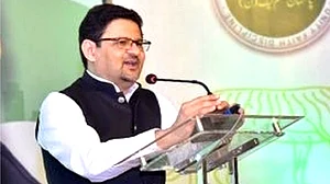 پاکستان کے وزیر خزانہ مفتاح اسمٰعیل مستعفی، اسحٰق ڈار نامزد