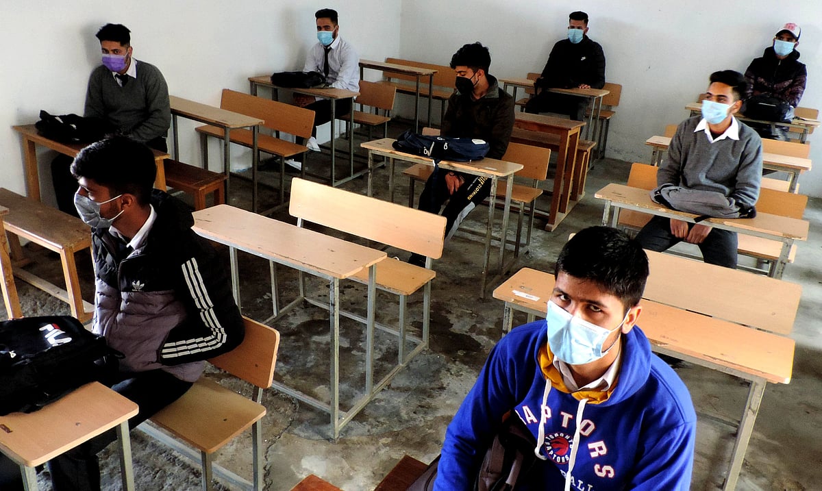 عدالت کی طرف رجوع کرنے والے نجی اسکول خود ہی فیس مقرر نہیں کر سکتے: ایف ایف آر سی