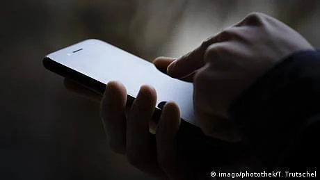 کیا آپ کے بچے بھی آن لائن ہوتے ہیں؟ برطانیہ میں ٹک ٹاک پر ’جرمانہ‘