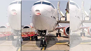 آسمان میں پھر بڑا حادثہ ہوتے ہوتے بچا، ’آکاسا ایئر‘ سے ٹکرایا پرندہ، طیارہ لینڈنگ کے بعد نظر آیا بڑا نشان