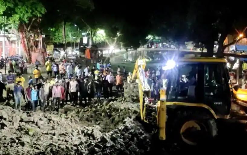 کوشامبی میں بارش نے کھول دی بدعنوانی کی قلعی، نگرپالیکا کی دیوار منہدم ہونے سے 76 بھیڑوں کی موت